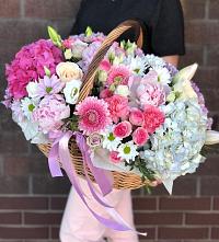 Цветочная композиция из Розы, Хризантемы, Пионы и Лизиантусы в корзине в Никольском Воронежской области