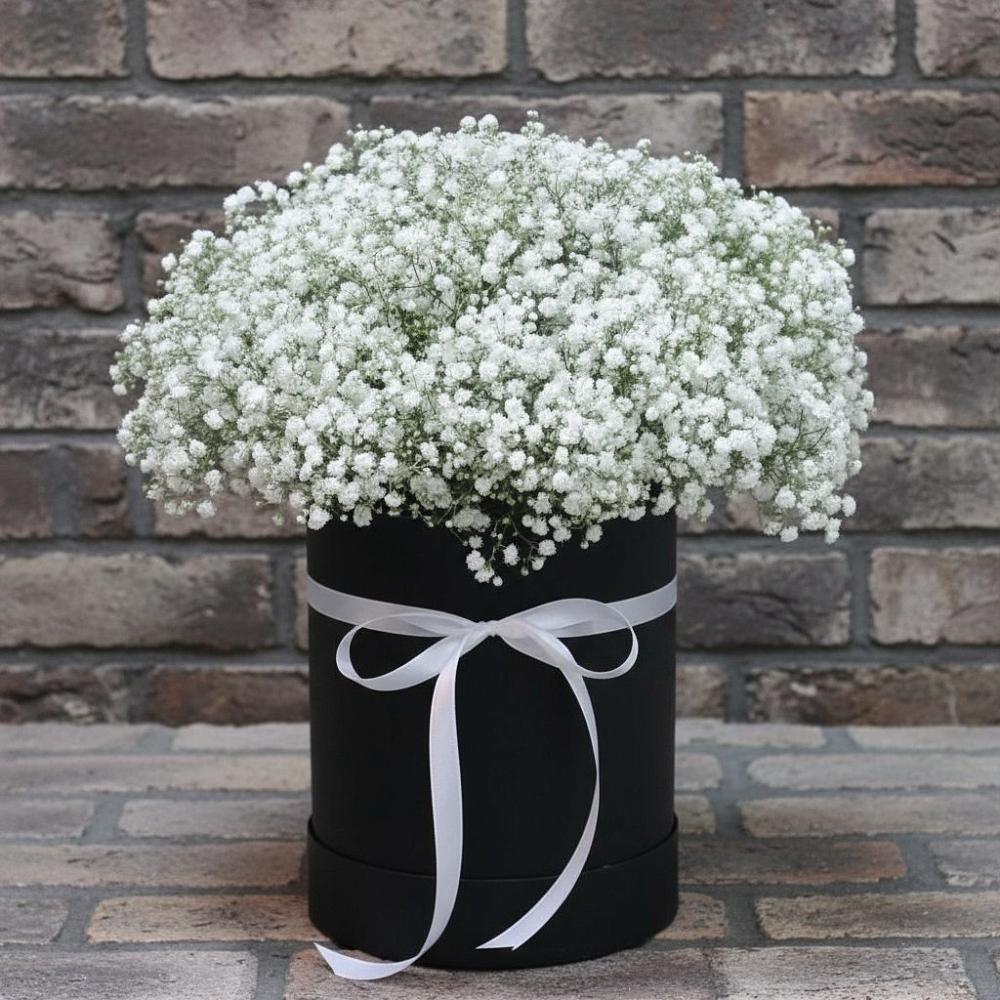 Цветочная композиция из Гипсофила в шляпной коробке в Никольском Воронежской области