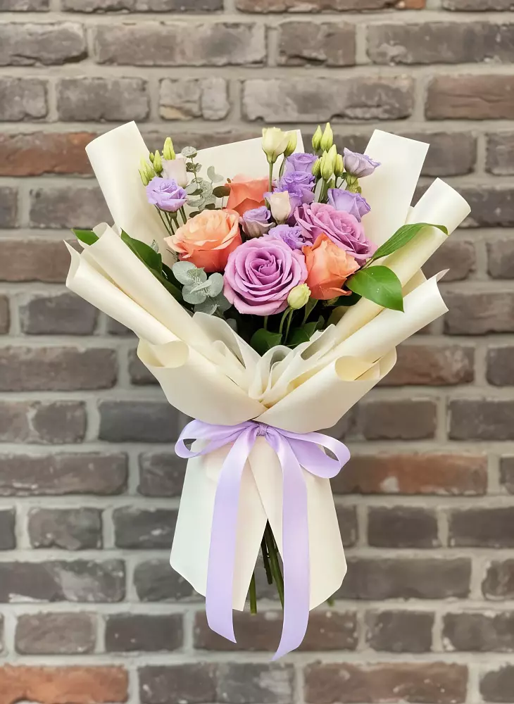 Букет цветов из: Лизиантусы и Розы в Никольском Воронежской области