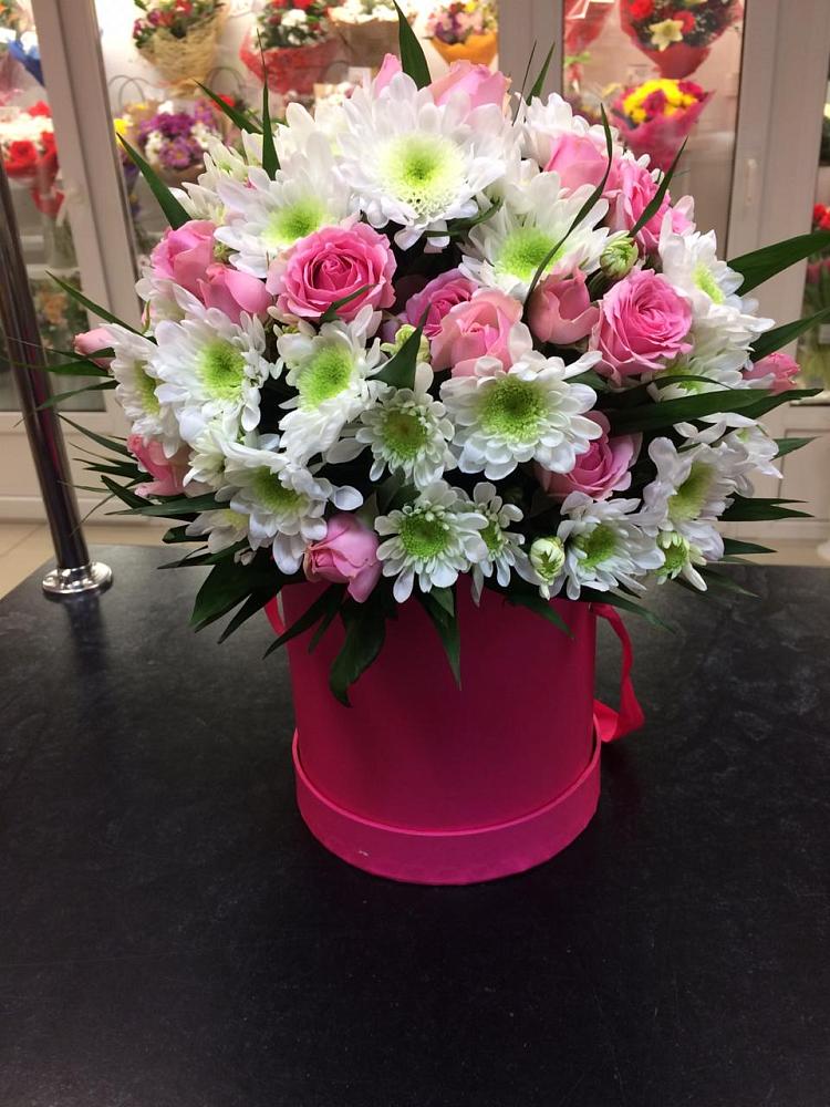 Цветочная композиция из Розы и Хризантемы в шляпной коробке в Никольском Воронежской области