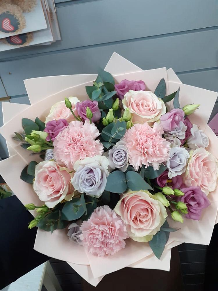 Букет цветов из: Розы, Гвоздики и Лизиантусы в Никольском Воронежской области