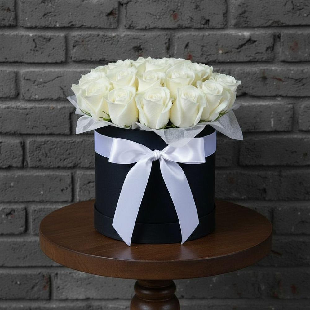 Цветочная композиция из Розы в шляпной коробке в Никольском Воронежской области