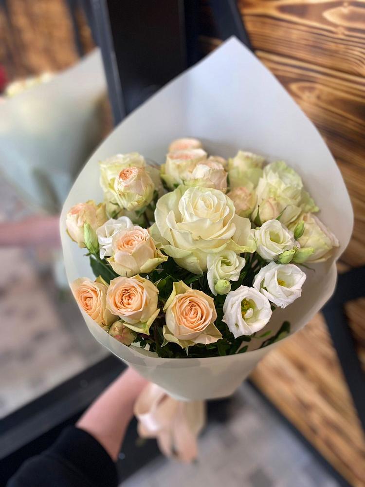 Букет цветов из: Розы и Лизиантусы в Никольском Воронежской области